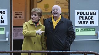Scottish First Minister Nicola Sturgeon poses for the media with husband Peter Murrell, архивное фото