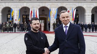 Volodímir Zelenski estrecha la mano del presidente polaco Andrzej Duda
