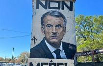 O novo mural do grafiter Lekto retrata o presidente francês, Emmanuel Macron, como Hitler, Avignon, França