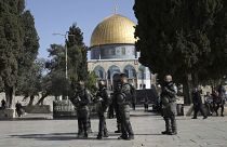 Des policiers israéliens devant la mosquée Al-Aqsa à Jérusalem - 05.04.2023