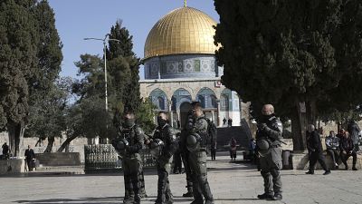 Des policiers israéliens devant la mosquée Al-Aqsa à Jérusalem - 05.04.2023