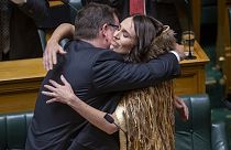 Jacinda Ardern hat am Ende der Abschiedsrede alle Abgeordneten umarmt