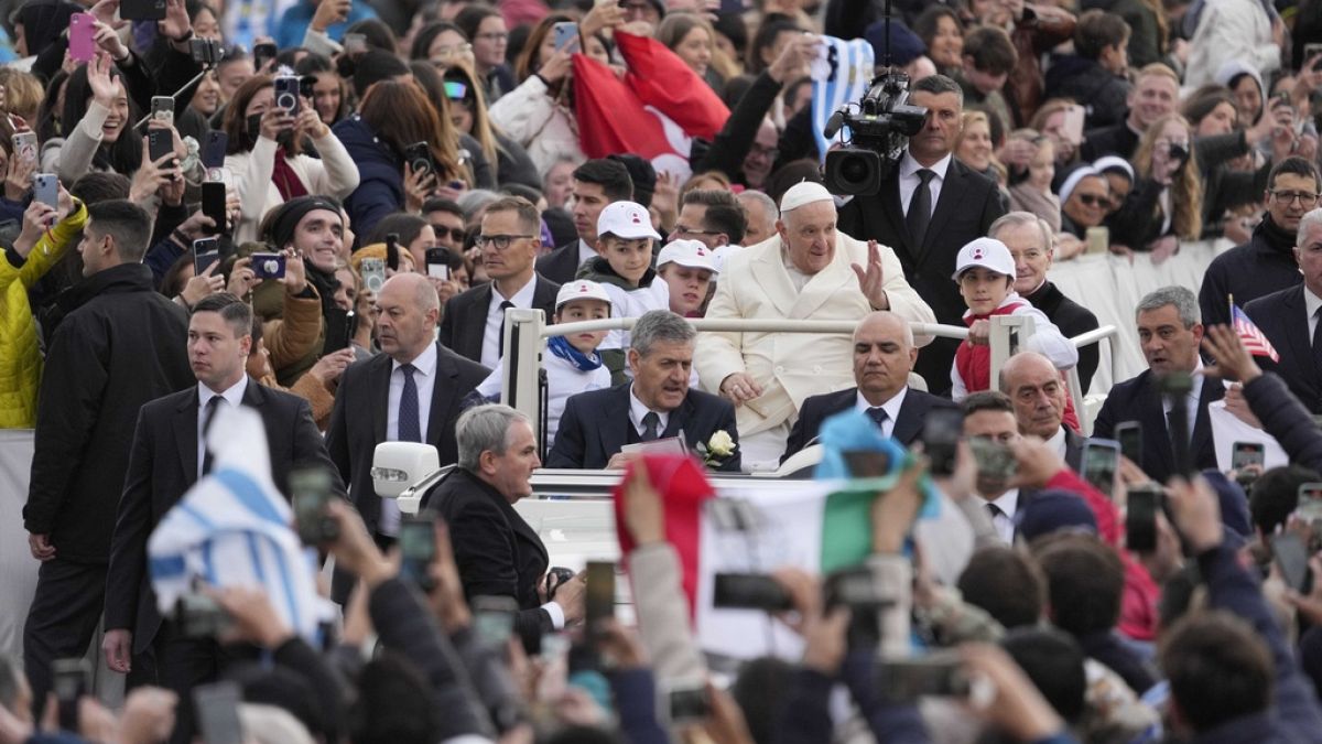 Ferenc pápa érkezik a Szent Márk térre