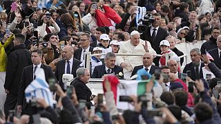 Ferenc pápa érkezik a Szent Márk térre