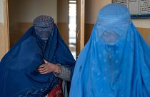 مادران افغان همراه با نوزادانی که از سوءتغذیه رنج می برند، منتظر دریافت کمک و معاینه هستند