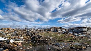 Daños causados por un tornado nocturno en Sullivan, Indiana, el sábado 1 de abril de 2023.