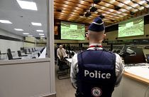 Agente da polícia na sala de audiências durante o julgamento dos ataques de Bruxelas