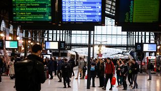Viajeros caminan por la estación Gare du Nord de París el 23 de marzo, día de huelgas y protestas en todo el país contra la reforma de las pensiones prevista por el Gobierno.