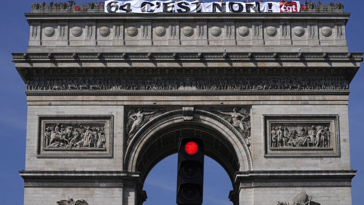 Drapéria a nyugdíjreform elle a párizsi Diadalíven