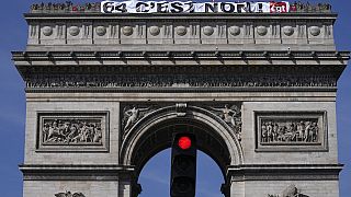 Une banderole "64 c'est non", de la CGT installée sur l'Arc de Triomphe, à Paris, le 5 avril 2023