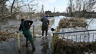 Des employés municipaux se chargent de déblayer une partie innondée de la ville de Kramatorsk, dans la région de Donetsk (04/04/2023)