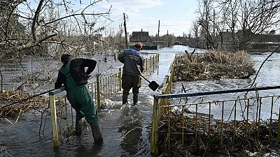 Des employés municipaux se chargent de déblayer une partie innondée de la ville de Kramatorsk, dans la région de Donetsk (04/04/2023)
