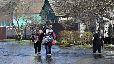 السكان يغادرون منازلهم التي أغرقتها الفيضانات