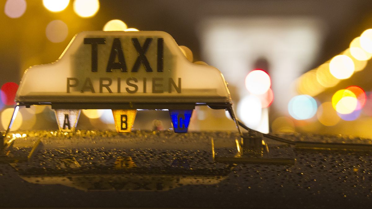سيارة أجرة في العاصمة الفرنسية باريس