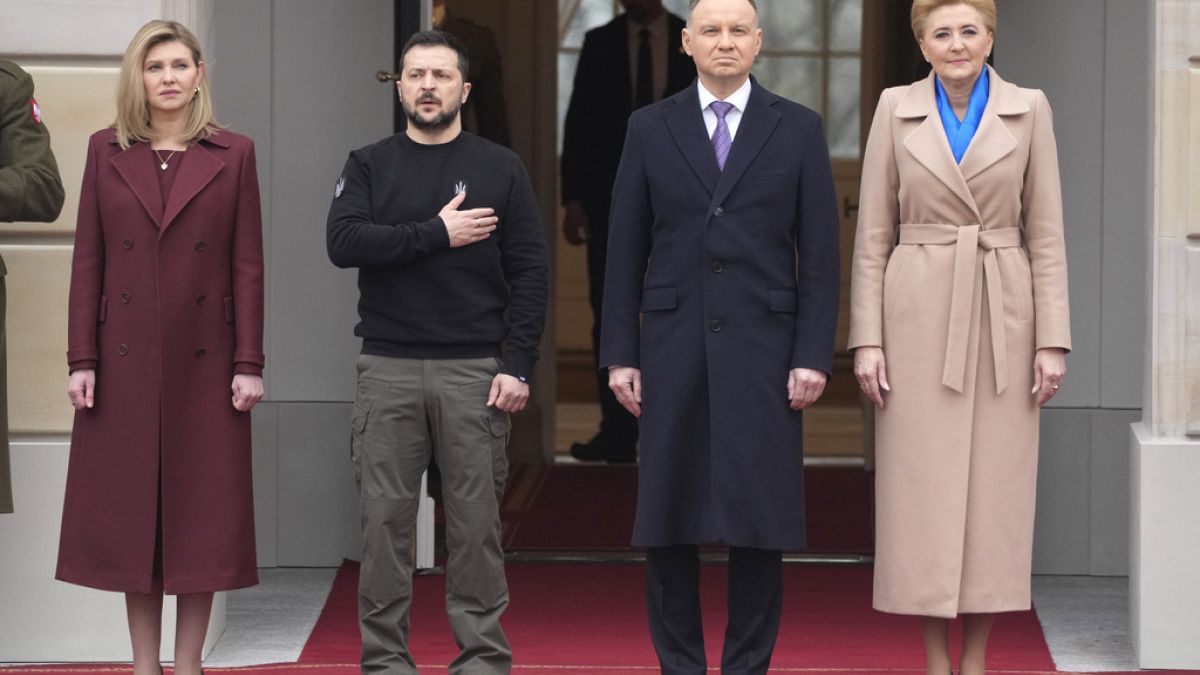 Το προεδρικό ζευγάρι της Ουκρανίας γίνεται δεκτό από τον Πολωνό πρόεδρο και τη σύζυγό του