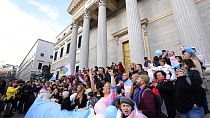 Gente celebrando la 'ley trans' ante el Congreso en Madrid (España).