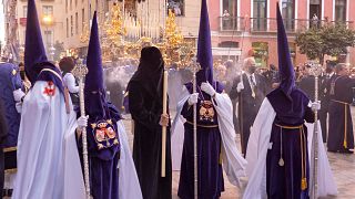 Antonio Daniel Mira (con una túnica negra) durante la procesión de Jesús El Rico