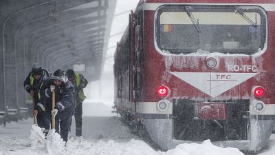Es invierno en varias provincias de Rumanía, y en las carreteras, la nieve ha dificultado mucho el tráfico