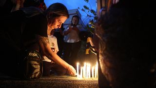 Des habitants posent des bougies en hommage aux quatre enfants tués.