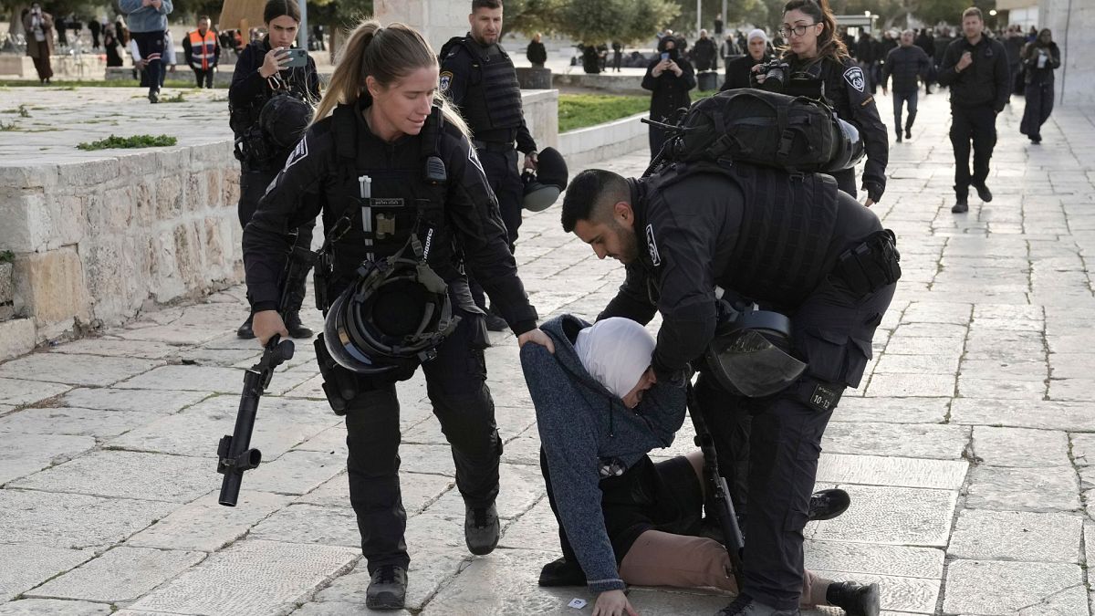 پلیس اسرائیل یک زن فلسطینی را در مسجد الاقصی پس از یورش به این مکان در شهر قدیم بیت المقدس در ماه مبارک رمضان، چهارشنبه ۵ آوریل ۲۰۲۳ دستگیر کرد. 
