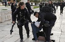 پلیس اسرائیل یک زن فلسطینی را در مسجد الاقصی پس از یورش به این مکان در شهر قدیم بیت المقدس در ماه مبارک رمضان، چهارشنبه ۵ آوریل ۲۰۲۳ دستگیر کرد.