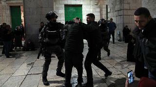 Izraeli rohamrendőrök letartóztatnak egy palesztin férfit az Ak-Aksza mecsetben.