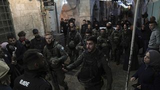 La policía israelí entra en la mezquita de Al Aqsa, en Jerusalén Este, el 5 de abril de 2023