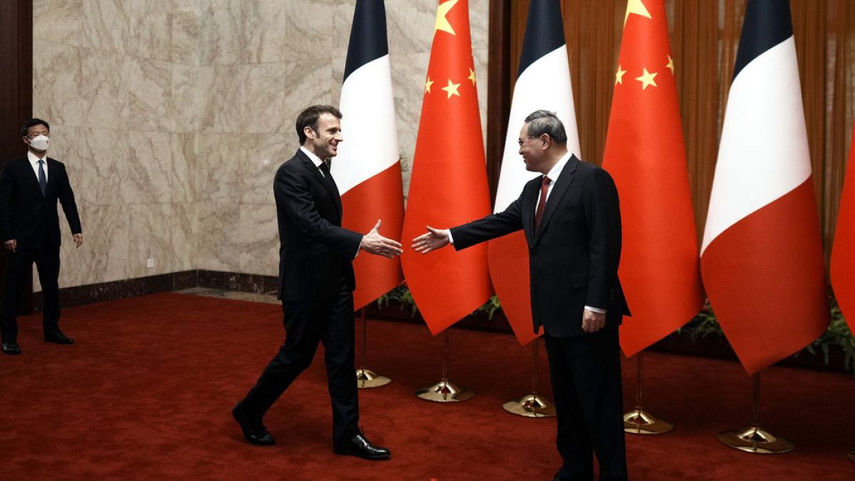 Emmanuel Macron, francia elnök (b) és a kínai miniszterelnök, Li Csiang (j) Pekingben