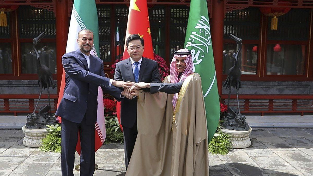 El ministro de Asuntos Exteriores de Irán, Hossein Amirabdollahian, su homólogo saudí, el príncipe Faisal bin Farhan Al Saud, y su homólogo chino, Qin Gang, en Pekín, 6/4/2023
