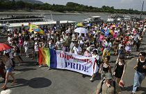 A tavalyi Budapest Pride résztvevői vonulnak a rakparton