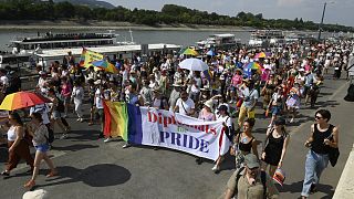 A tavalyi Budapest Pride résztvevői vonulnak a rakparton
