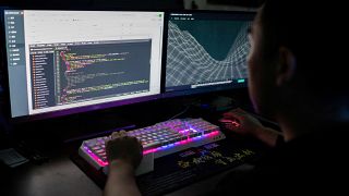 Un membre d'un groupe de hackers utilise un site de cyberattaques.