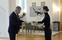 Sanna Marin presenta su dimisión al presidente del país, Sauli Niinistö