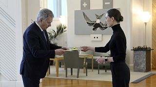 Sanna Marin presenta su dimisión al presidente del país, Sauli Niinistö