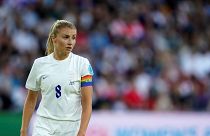 Az angol válogatott csapatkapitánya, Leah Williamson a 2022-es Európa-bajnokság elődöntőjében, szivárványos karszalaggal