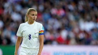 Az angol válogatott csapatkapitánya, Leah Williamson a 2022-es Európa-bajnokság elődöntőjében, szivárványos karszalaggal