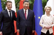 Hszi Csin-ping kínai elnök (középen), francia kollégájával, Emmanuel Macronnal és Ursula von der Leyennel, az Európai Bizottság elnökével találkozott Pekingben