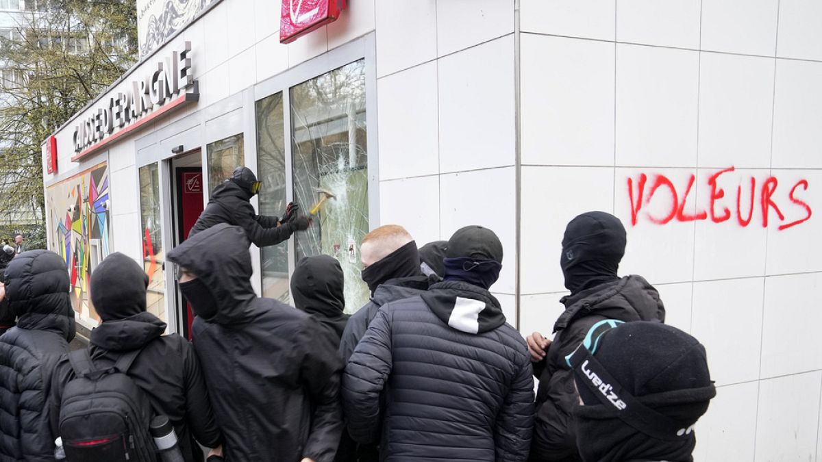 Black block distruggono la vetrina di una banca a Parigi