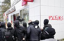 Black block distruggono la vetrina di una banca a Parigi