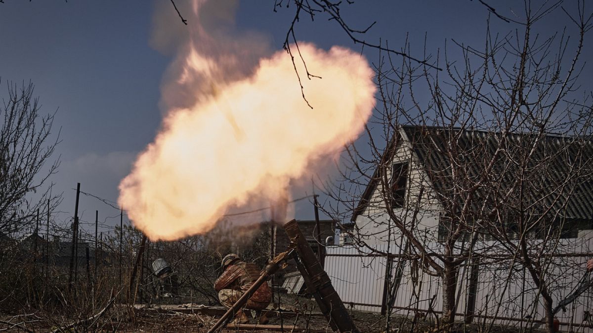 Soldados ucranianos disparam um morteiro contra posições russas na linha da frente, perto de Bakhmut, Ucrânia