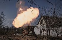 Soldados ucranianos disparam um morteiro contra posições russas na linha da frente, perto de Bakhmut, Ucrânia