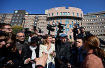صحفيون يتجمعون أمام مستشفى سان رافاييلي في ميلانو حيث يرقد برلسكوني في العناية المركّزة