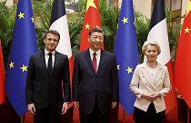 Emmanuel Macron, presidente francês, com homólogo chinês, Xi Jinping, e presidente da Comissão Europeia, Ursula von der Leyen, em Pequim, China