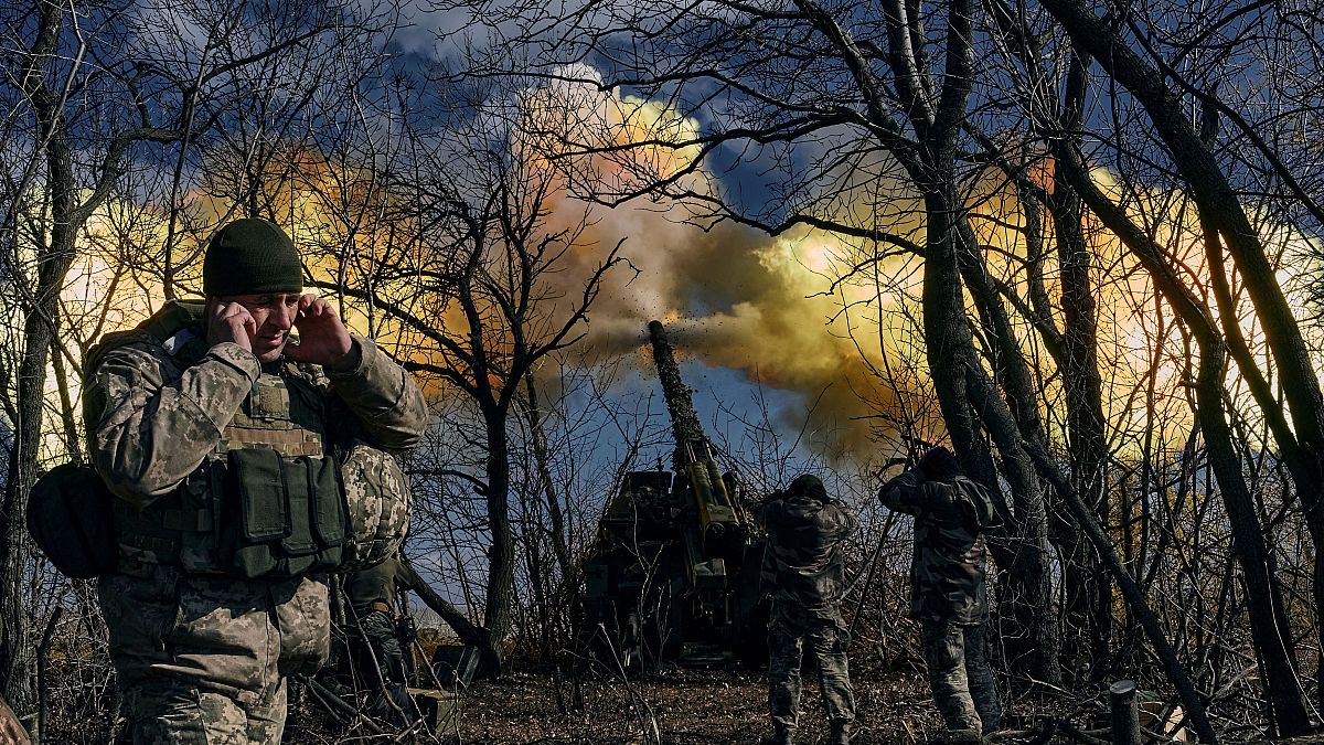 جنود أوكرانيون يطلقون قذيفة هاوتزر باتجاه مواقع روسية بالقرب من باخموت في منطقة دونيتسك بأوكرانيا. 2023/03/05