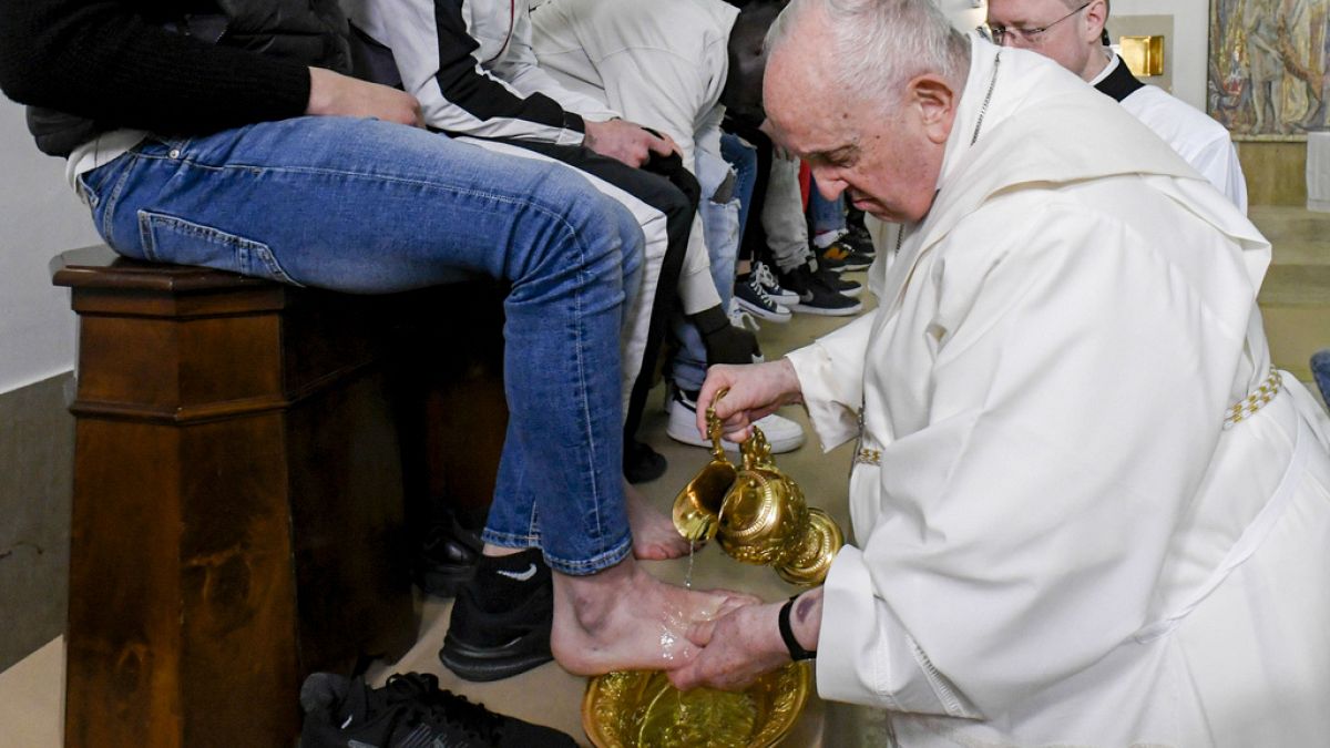 Папа римский Франциск омывает ноги заключённым в Чистый четверг