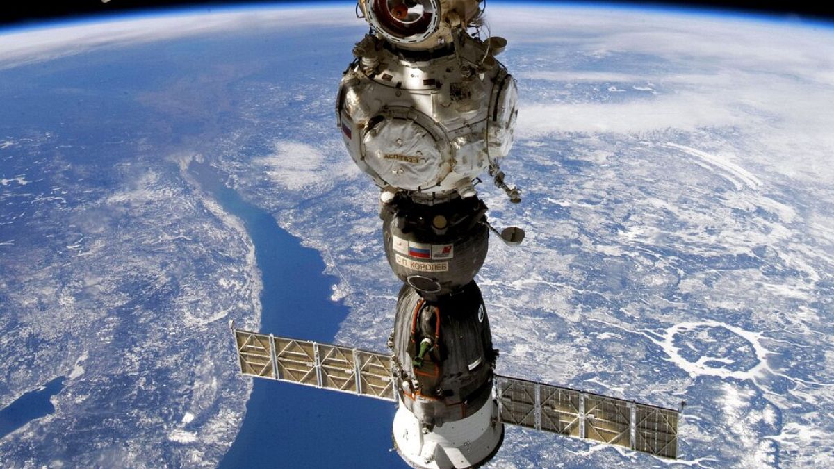 Ein russisches Raumschiff ist an der Internationalen Raumstation (ISS) angedockt