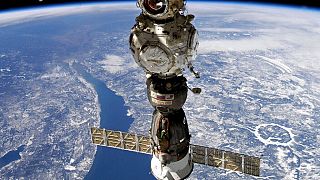 Ein russisches Raumschiff ist an der Internationalen Raumstation (ISS) angedockt