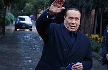 L'ex-Premier ministre italien Silvio Berlusconi fait signe à la presse après une réunion avec les leaders de droite conservatrice (23-12-2021)