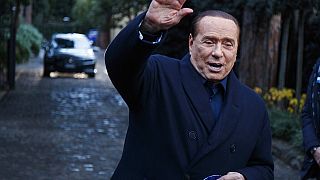 L'ex-Premier ministre italien Silvio Berlusconi fait signe à la presse après une réunion avec les leaders de droite conservatrice (23-12-2021)