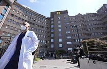 Больница Сан-Раффаэле в Милане, куда был доставлен в среду экс-премьер Италии Сильвио Берлускони / 5 апреля 2023 года. .